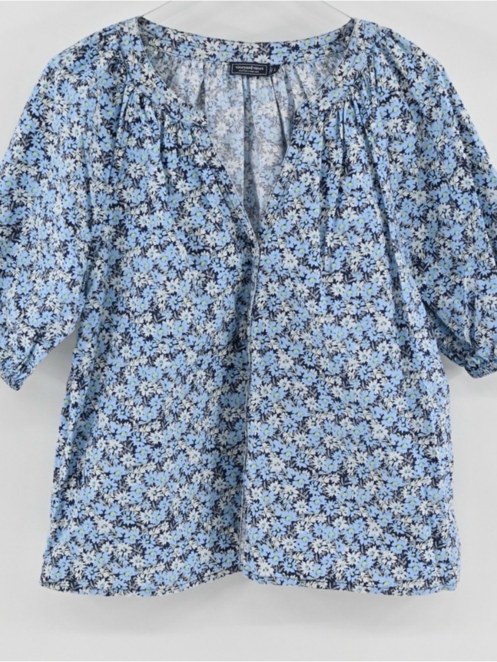 🌸NWOT Vineyard Vines Light Blue Floral Split-Neck Blouse
